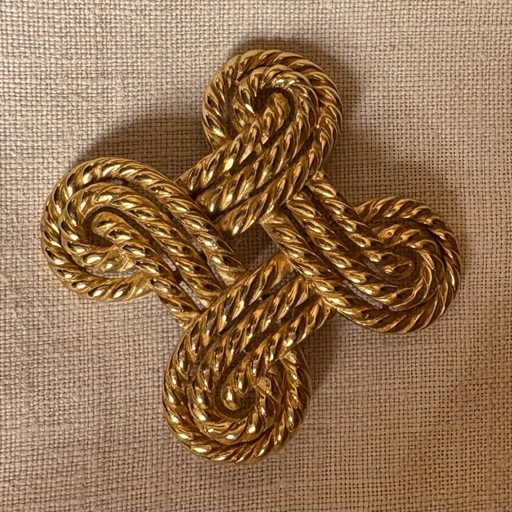 Crown Trifari Gold Eternity Knot Twisted Rope Brooch